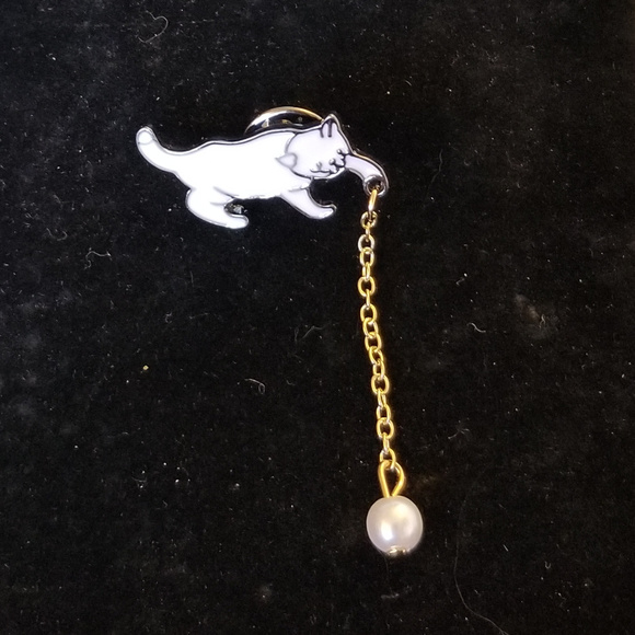 Jewelry - RESERVED NWT White Kitty Playing "Pearl" Ball Pin